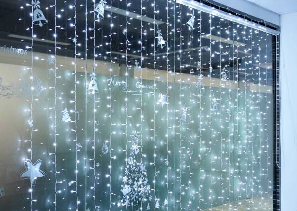 How to Design Window Christmas Decorations with Curtain Lights